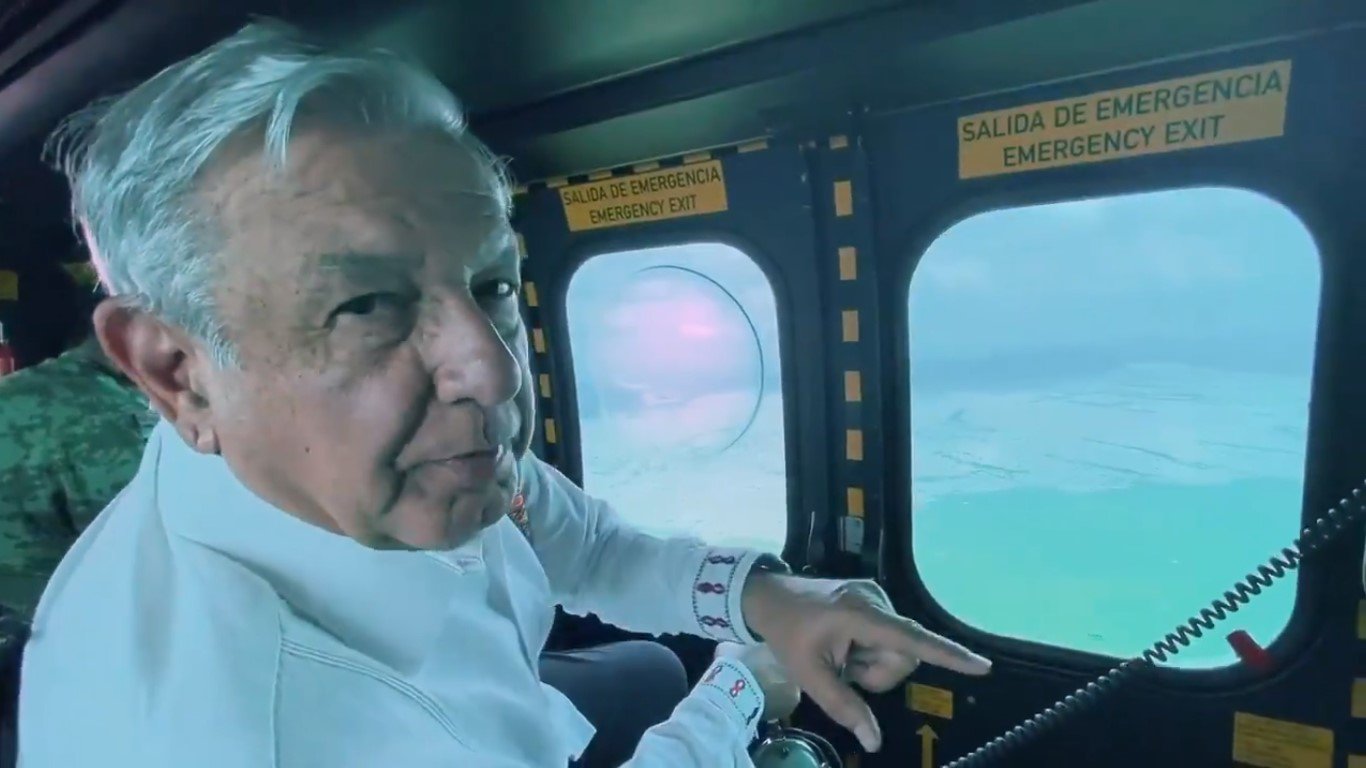 amlo vuela sobre tabasco.jpg
