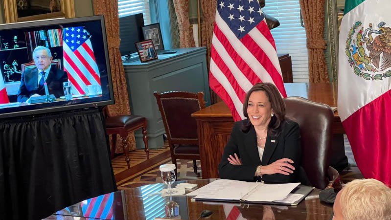 amlo y kamala.jpg