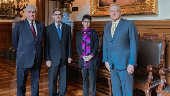 amlo y los parientes.jpg