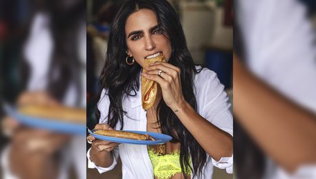 barbara de regil comiendose una quesadilla que delicioso alv.jpg