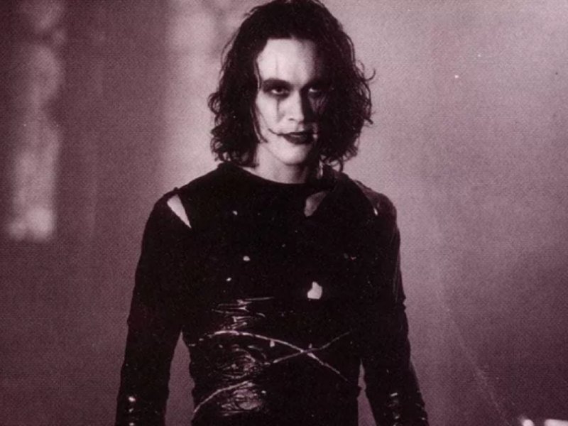 brandon-lee-murio-en-el-rodaje-de-el-cuervo.jpg