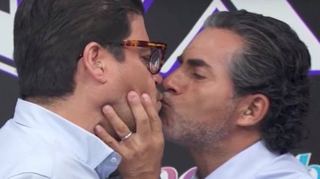 burro araiza beso HOY.jpg