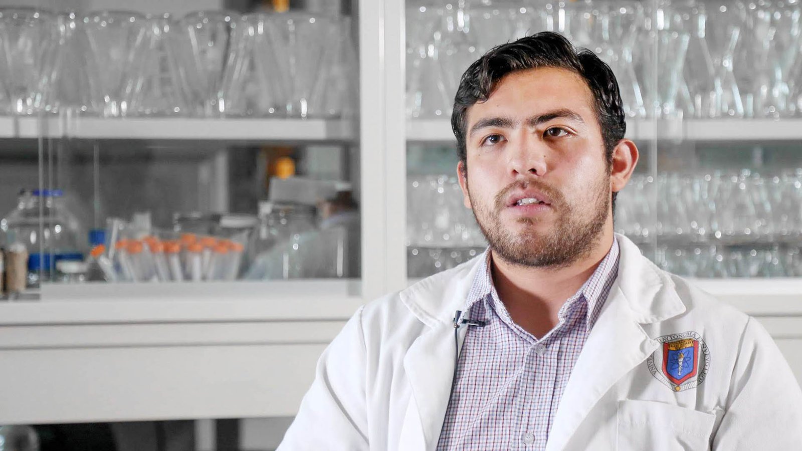 daniel-garza-egresado-biotecologia-genomica-uanl-vacuna-comestible-en-plantas-tomate-contra-covid-19-1.jpg
