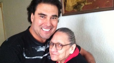 eduardo y su mamá.jpg