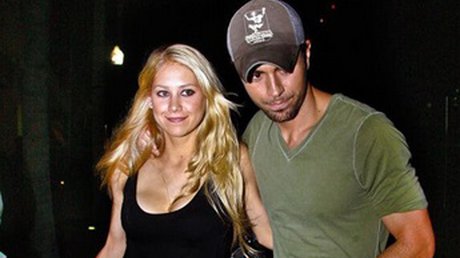 enrique igleasias y novia.jpg