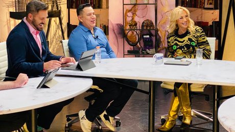 entrenador del canelo con adela .jpg