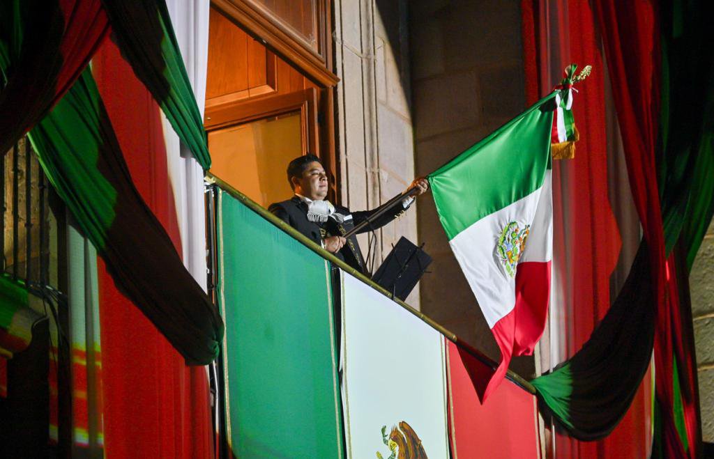 POTOSINOS CELEBRAN CON EL GOBERNADOR RICARDO GALLARDO EL GRITO