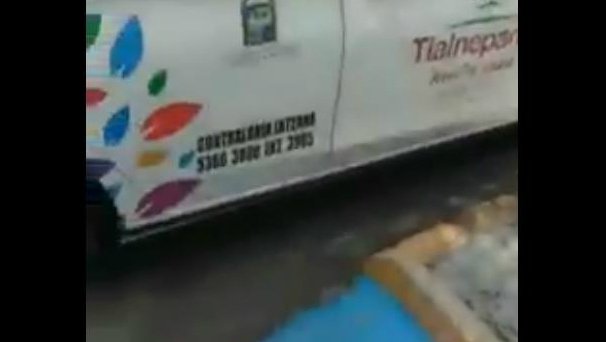 funcionario obstruye rampa discapacitados.jpg
