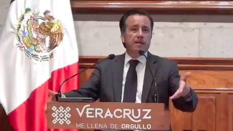 gobernador de veracruz en los baños.jpg