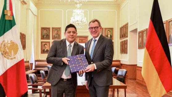 gobernador y el embajador de Alemania.jpg