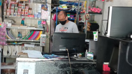 hombre acosador papeleria.jpg