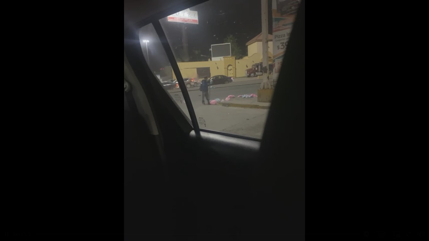 hombre pisa algodon de azucar.jpg