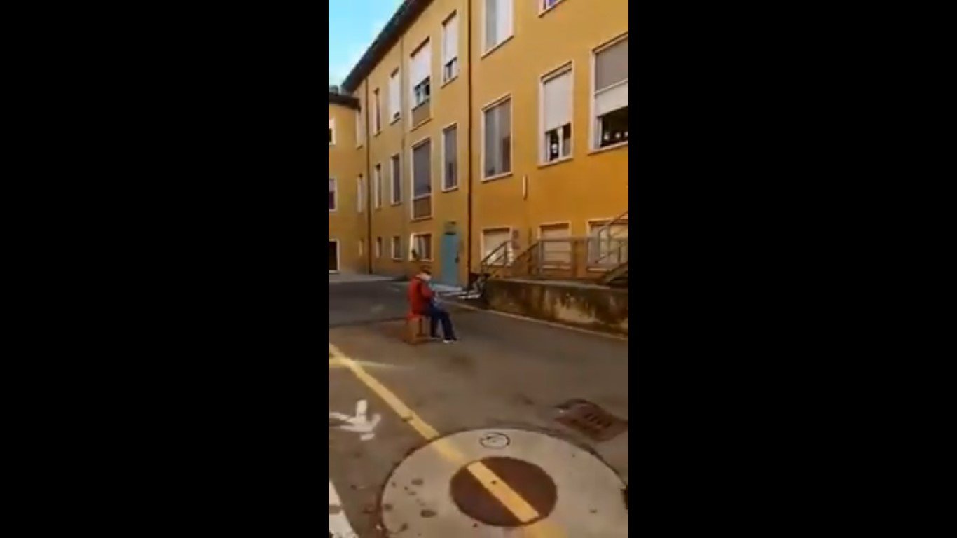 hombre toca acordeón para su esposa.jpg