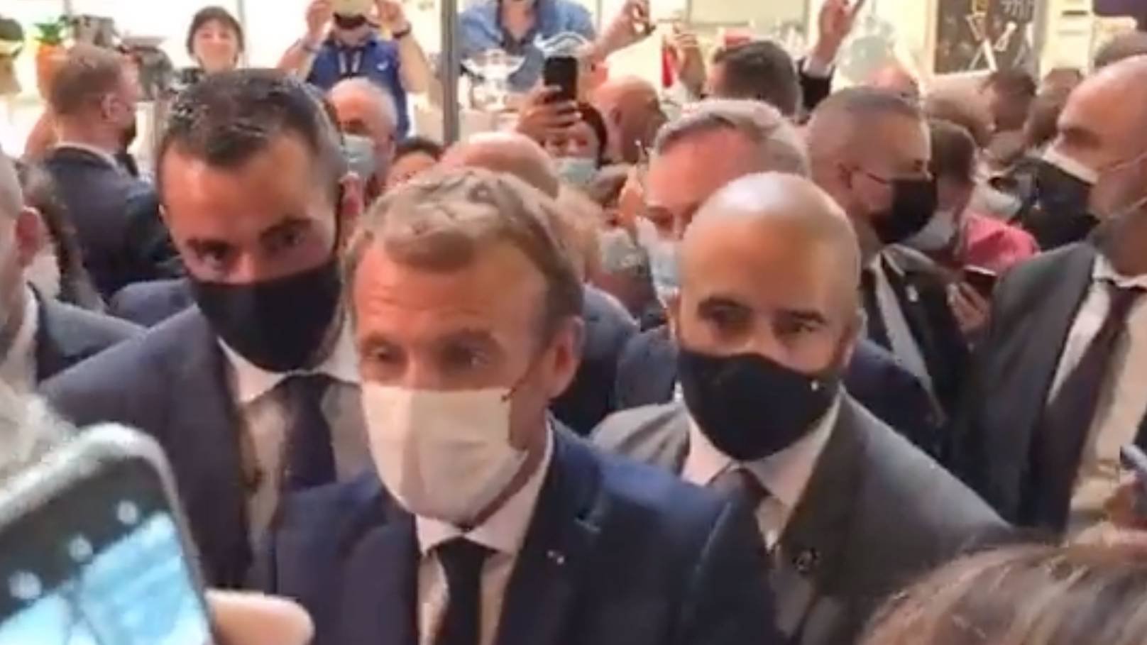 huevazo presidente de francia.jpg