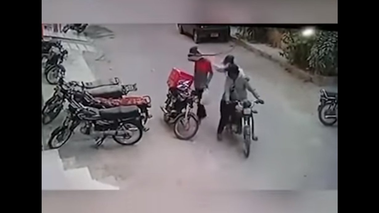 joven llora por asalto.jpg