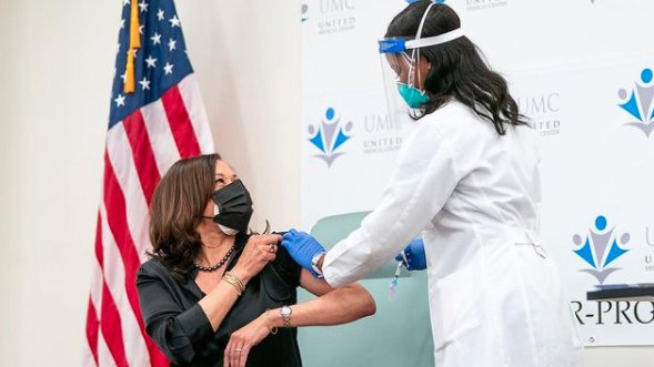 kamala vacuna.jpg