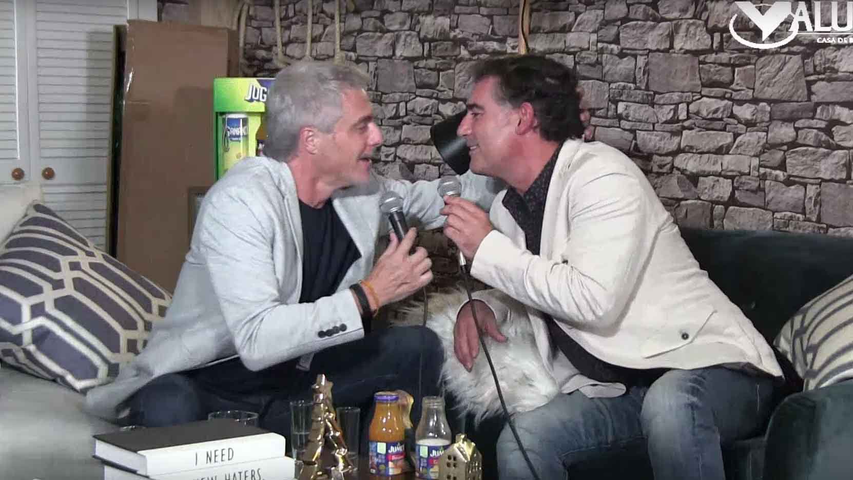 lisardo y chao se besan.jpg