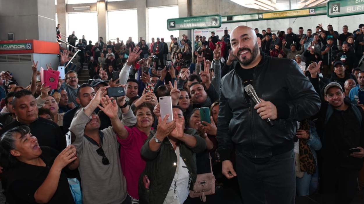 lupillo rivera en el metro.jpg