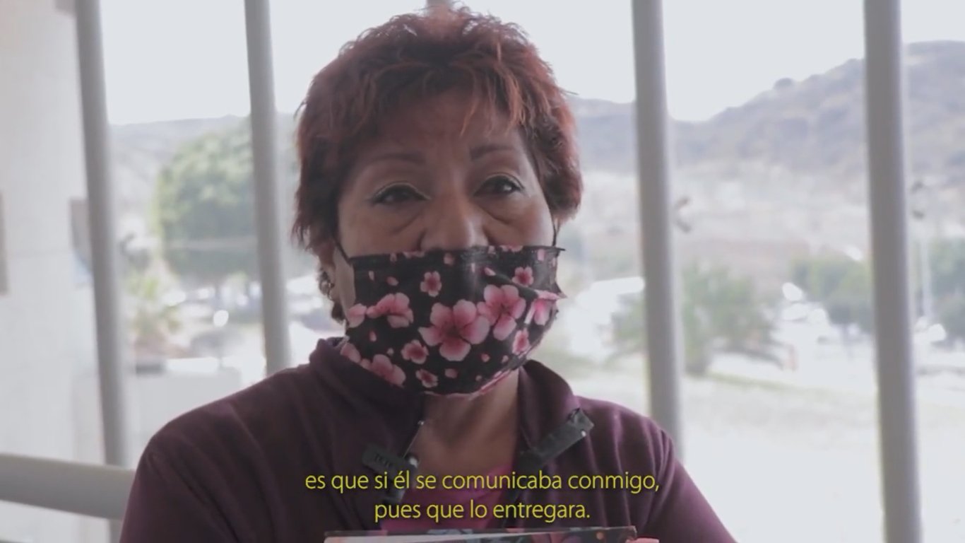madre entrega a su hijo.jpg