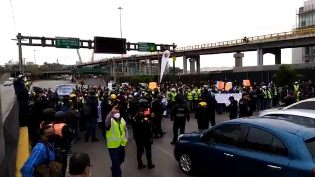 manifestantes aeropuerto .jpg