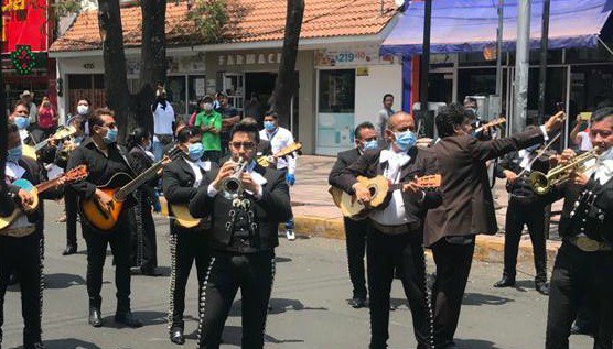 mariachis-iner.jpg
