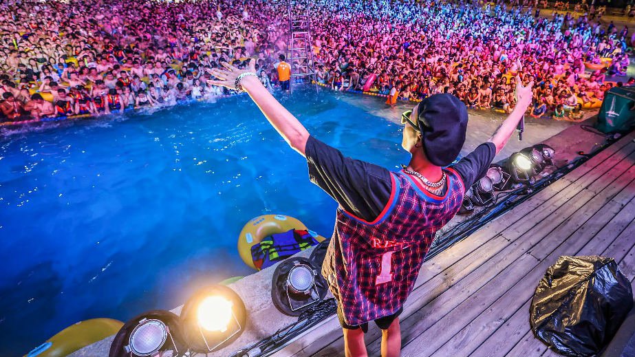 mega fiesta en wuhan china.jpg