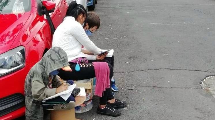 mujer con sus hijos estudian calle.jpg