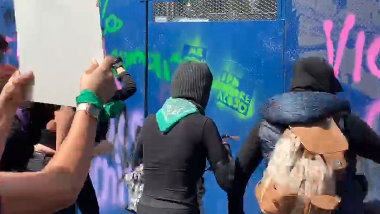 mujeres vandalizan.jpg
