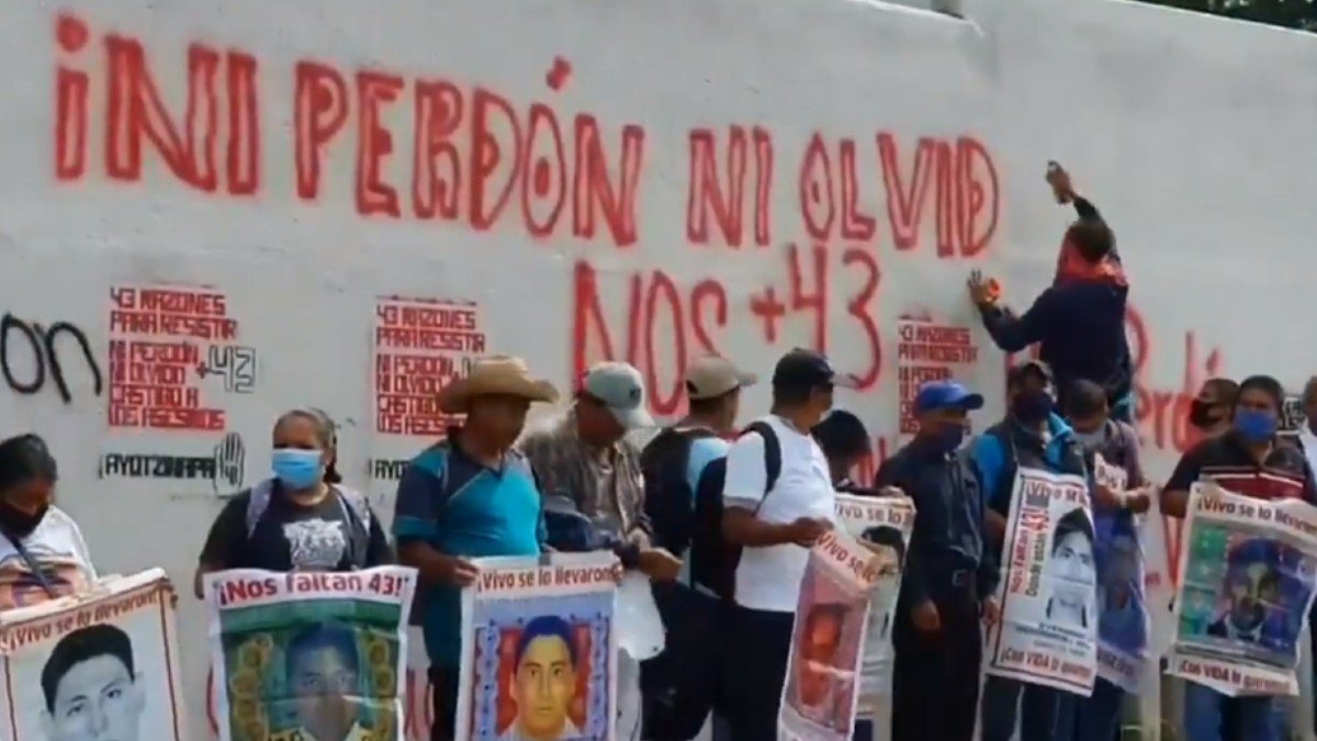 normalistas protesta 6 años.jpg