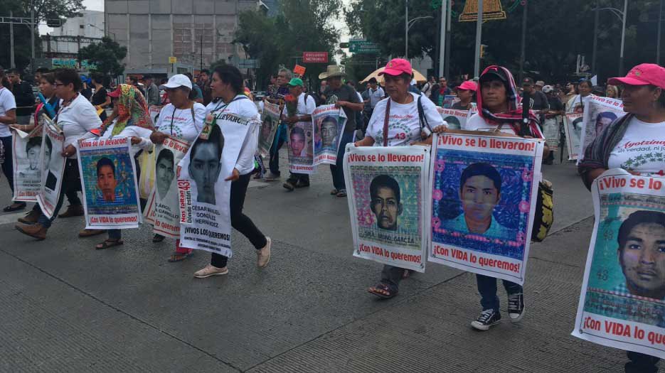 padres de los 43 normalistas.jpg