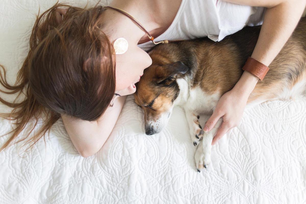 saganoticias.com | ? ¿Por qué las mujeres prefieren dormir con su perro que  con su pareja?