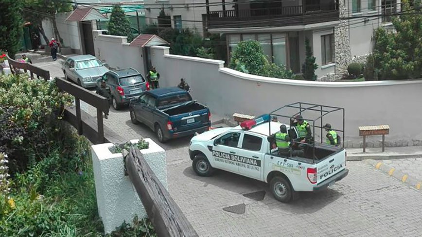 policía-de-bolivia-rodea-la-embaja-de-méxico.jpg
