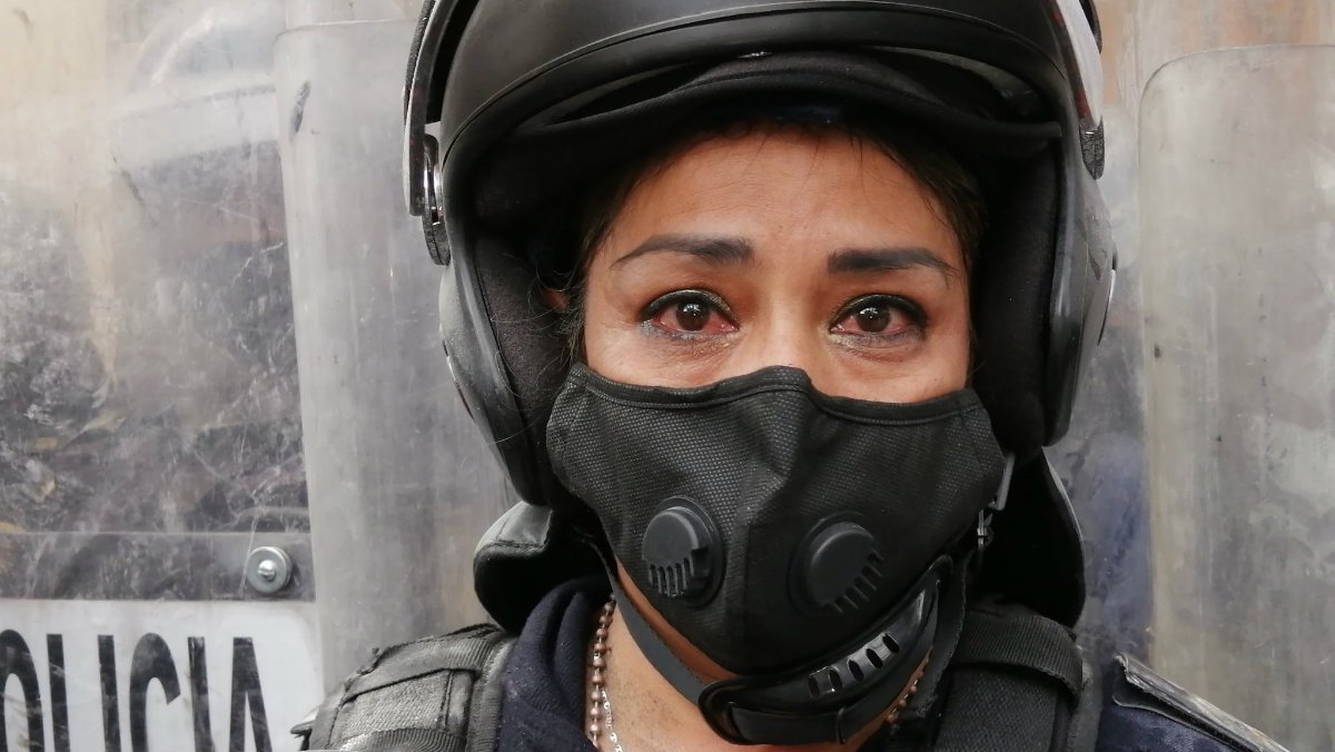 policía llorando.jpg