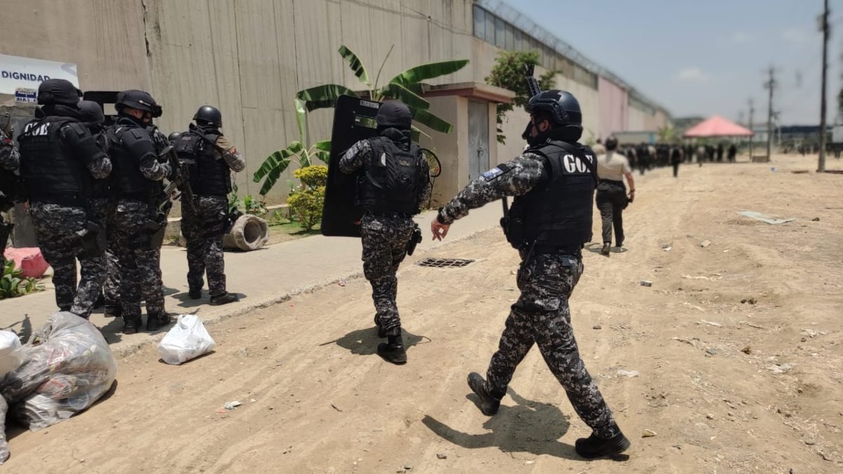 policíasecuadorbalazoscarcelmasacre.jpg