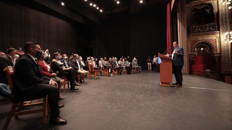 presentanproyectorehabteatrojuárez.jpg