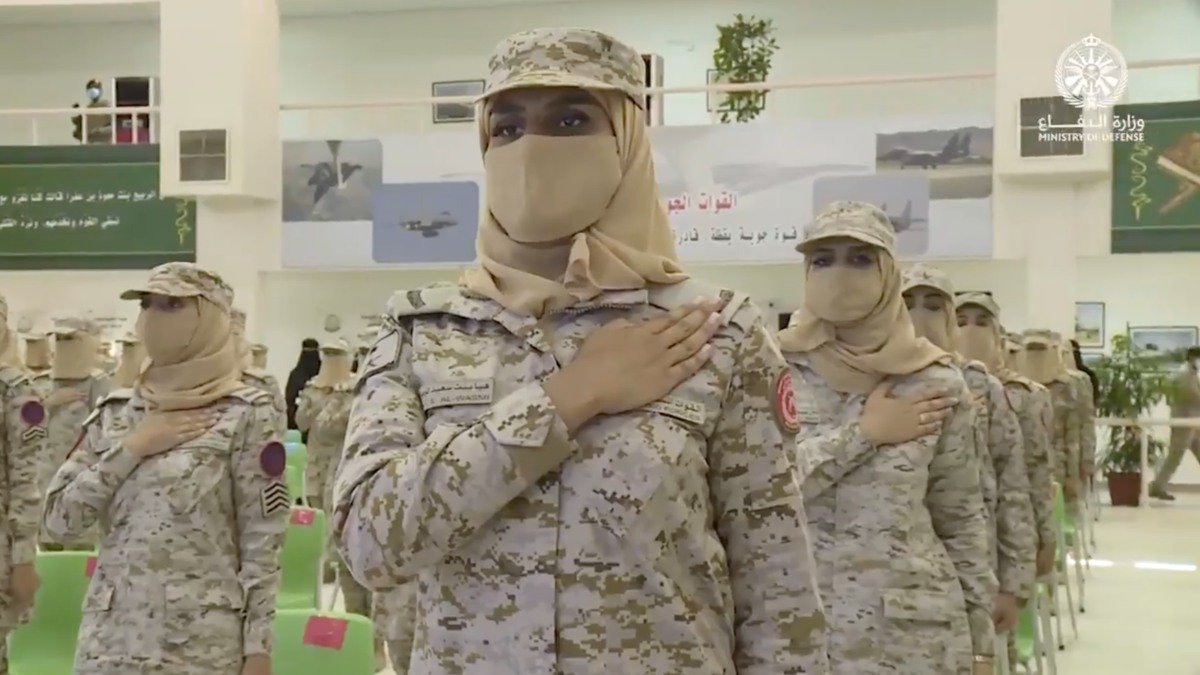 primeras mujeres militares ArabiaSaudita grad.jpg