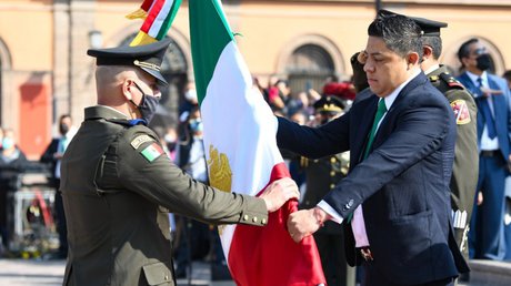 ricardogallardoceremoniadóadelaband.jpg