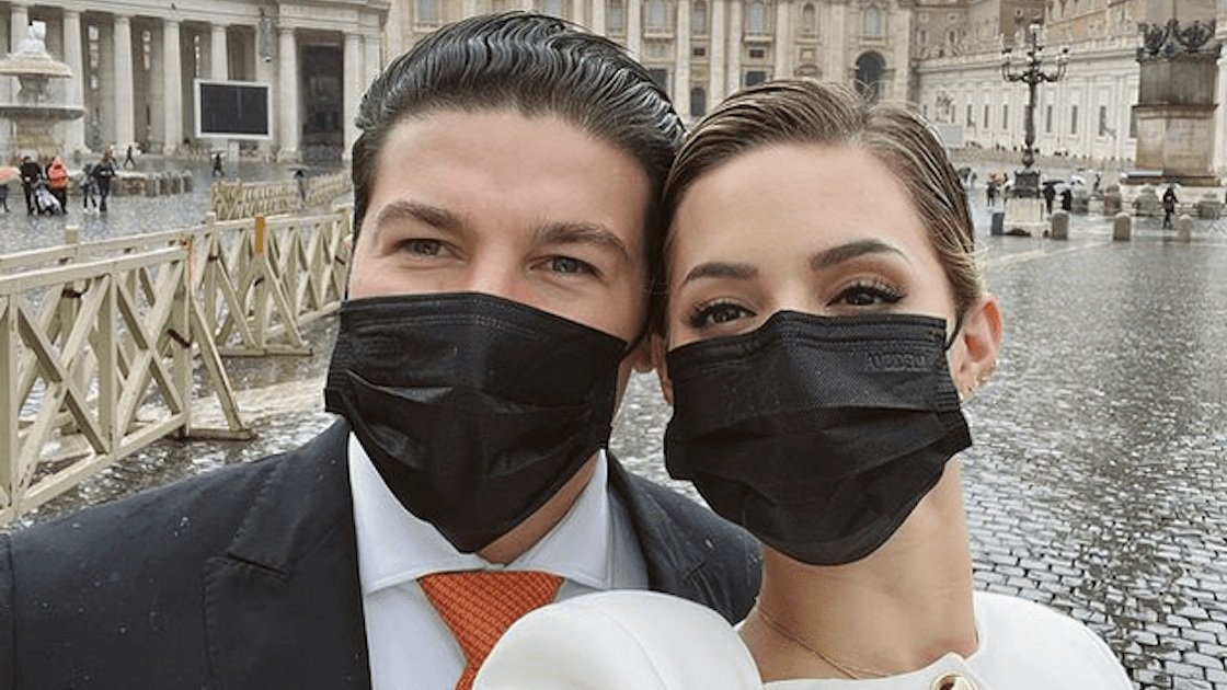 samuel-garcia-mariana-rodriguez-vaticano-fotos-historias-papa-audiencia-playera-tigres-rayados-02.jpg