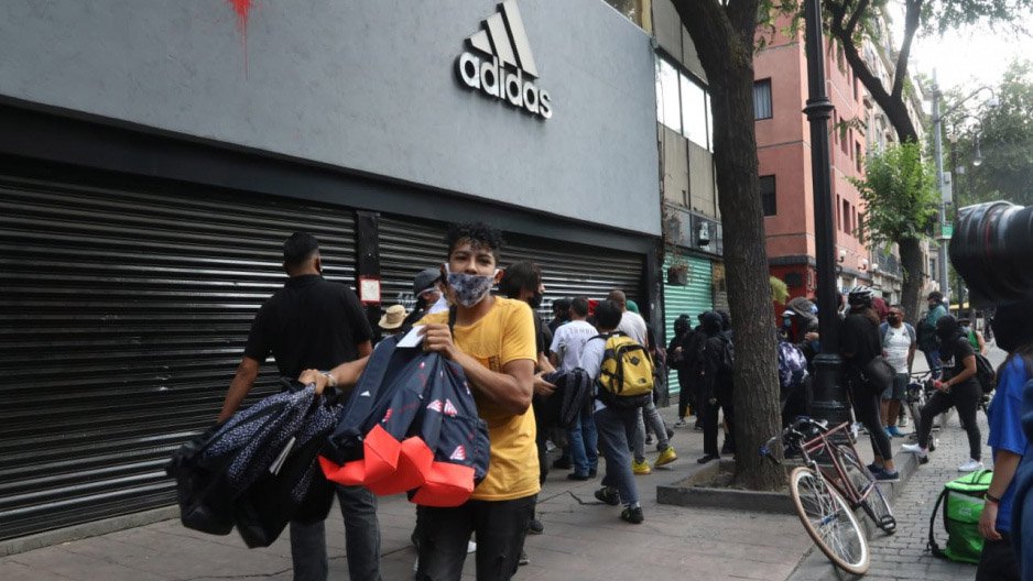 saqueo tienda adidas.jpg