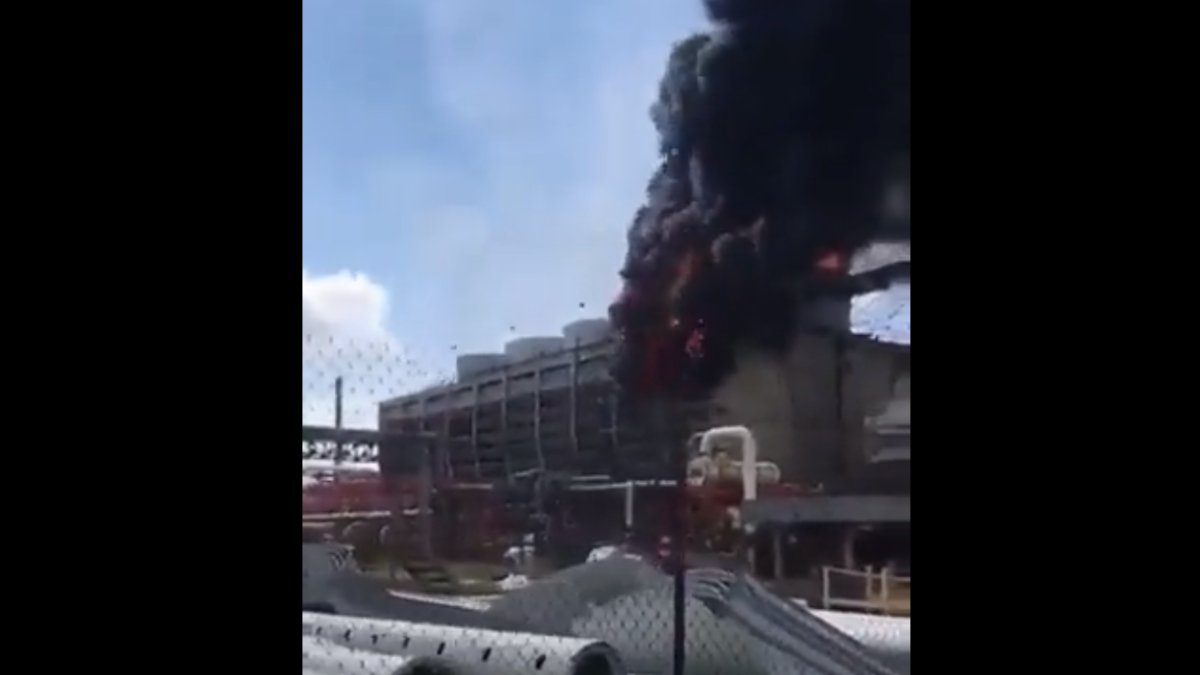 se incendiarefineríaPemexNLnovíctimas.jpg