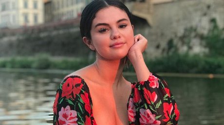 selena gomez y su regalo.jpg