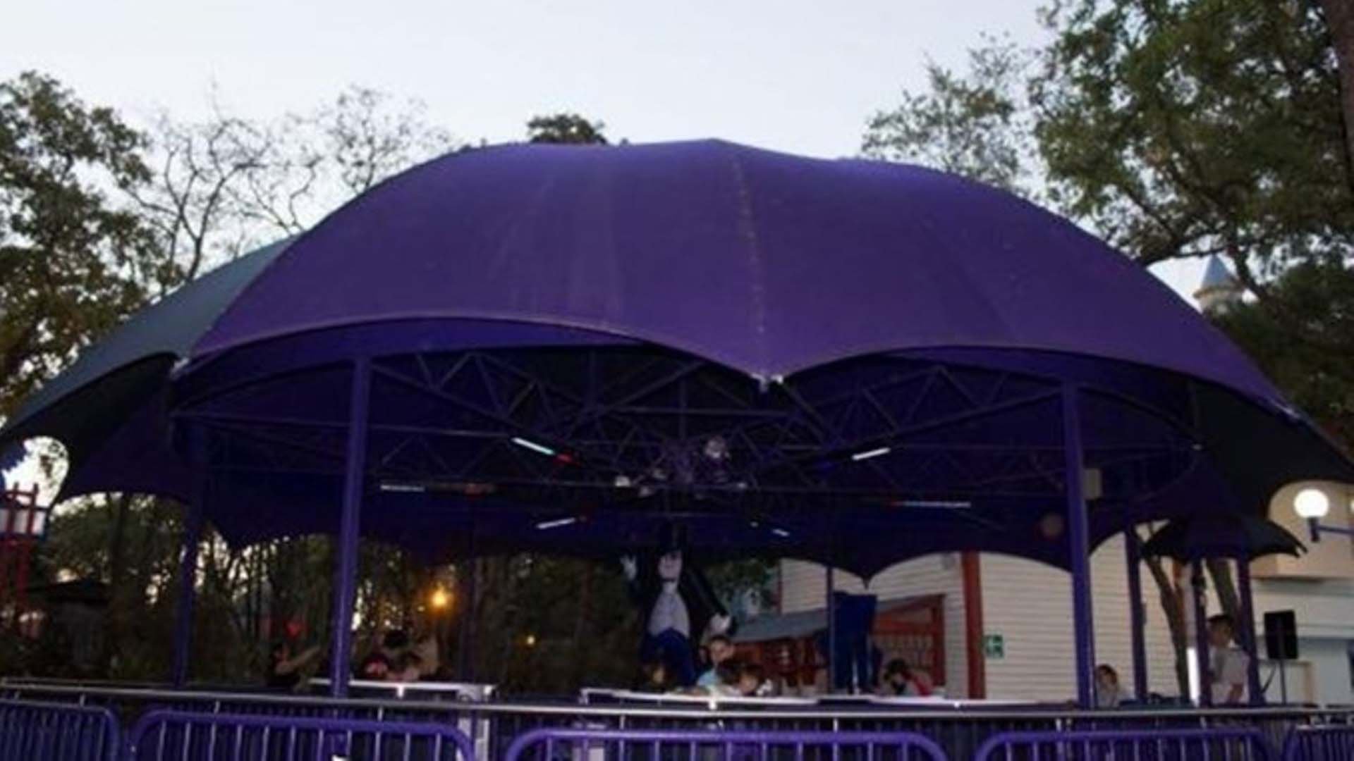 six flags juego.jpg