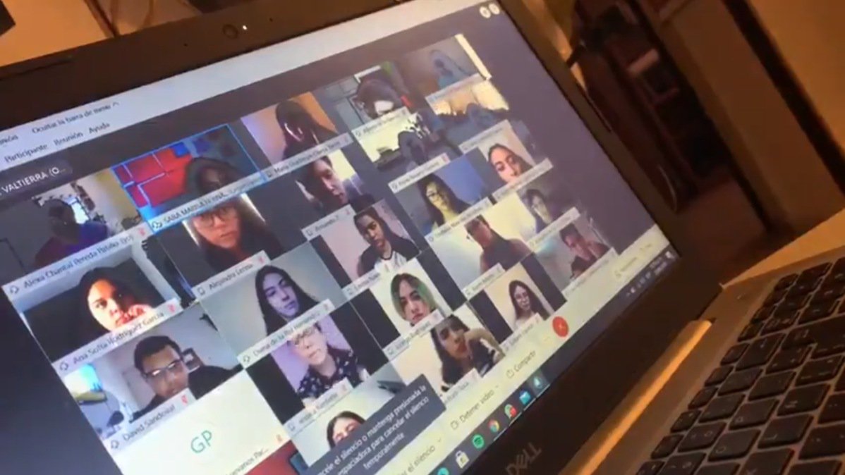 suspenden maestra videollamada.jpg