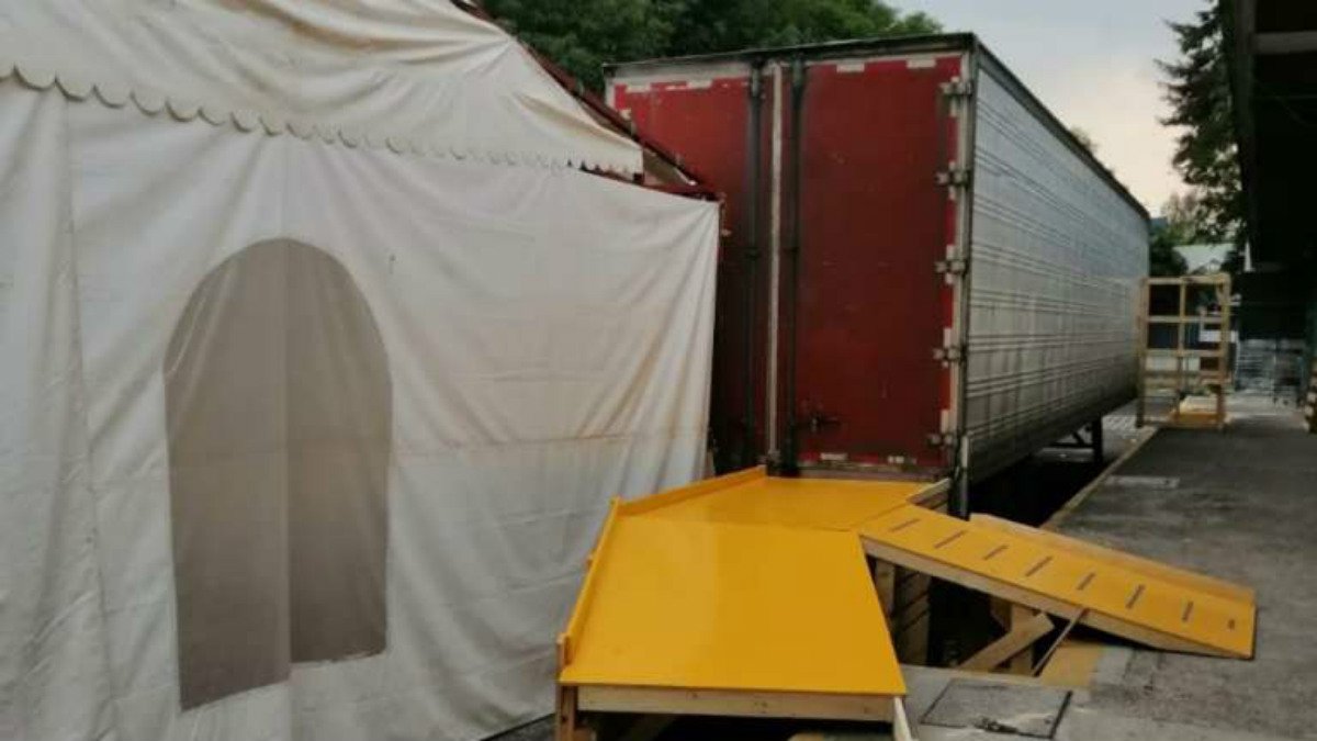 trailerescadaverespacientes-covid-19-edomex-almacenados.jpg