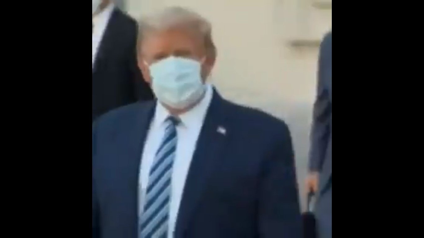 trump sale de hospital.jpg