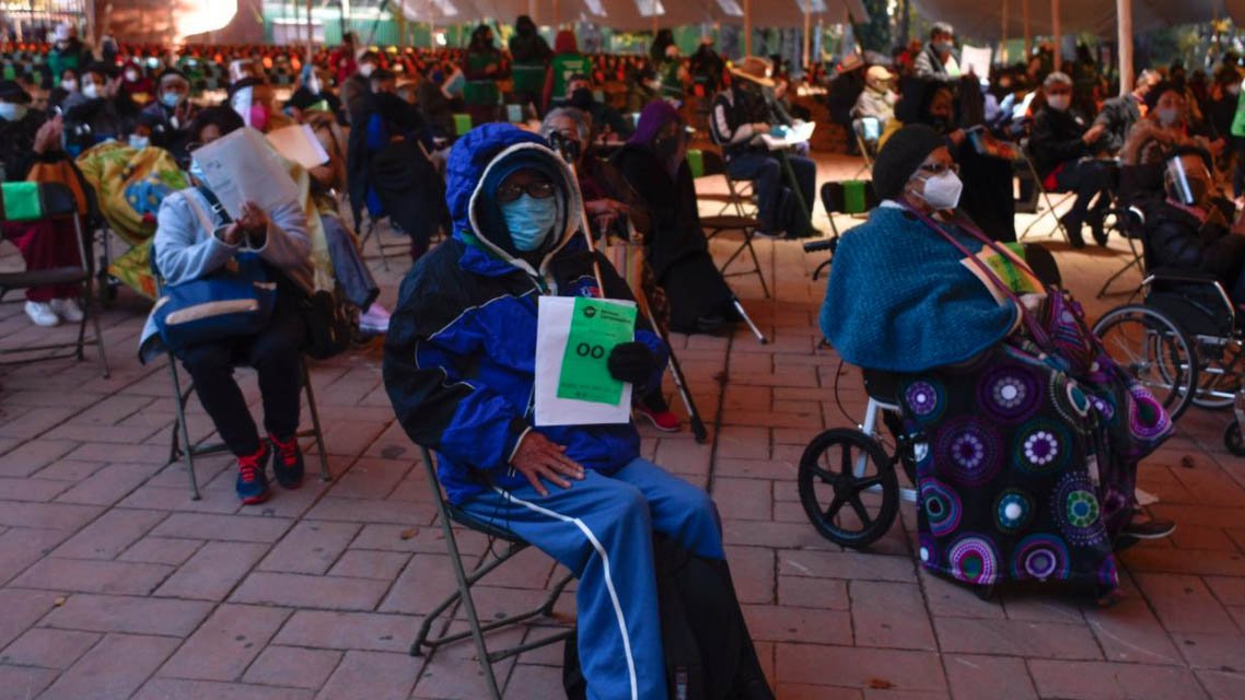 vacunación adultos mayores.jpg
