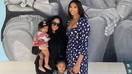 vanessa bryan y sus hijas.jpg