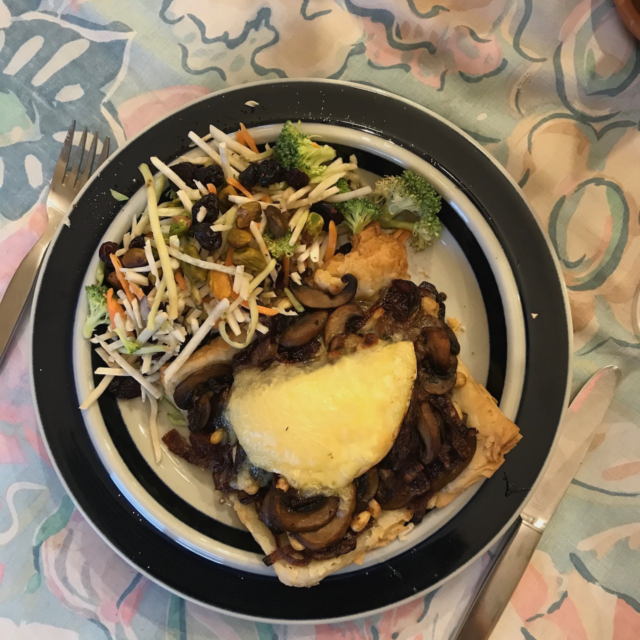 https://s3-us-west-2.amazonaws.com/lemon-zest/Recipes/mushroom-onion-tart.jpg