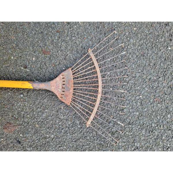 Rake (yellow handle)