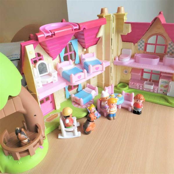 Borrow Happyland Rose Cottage